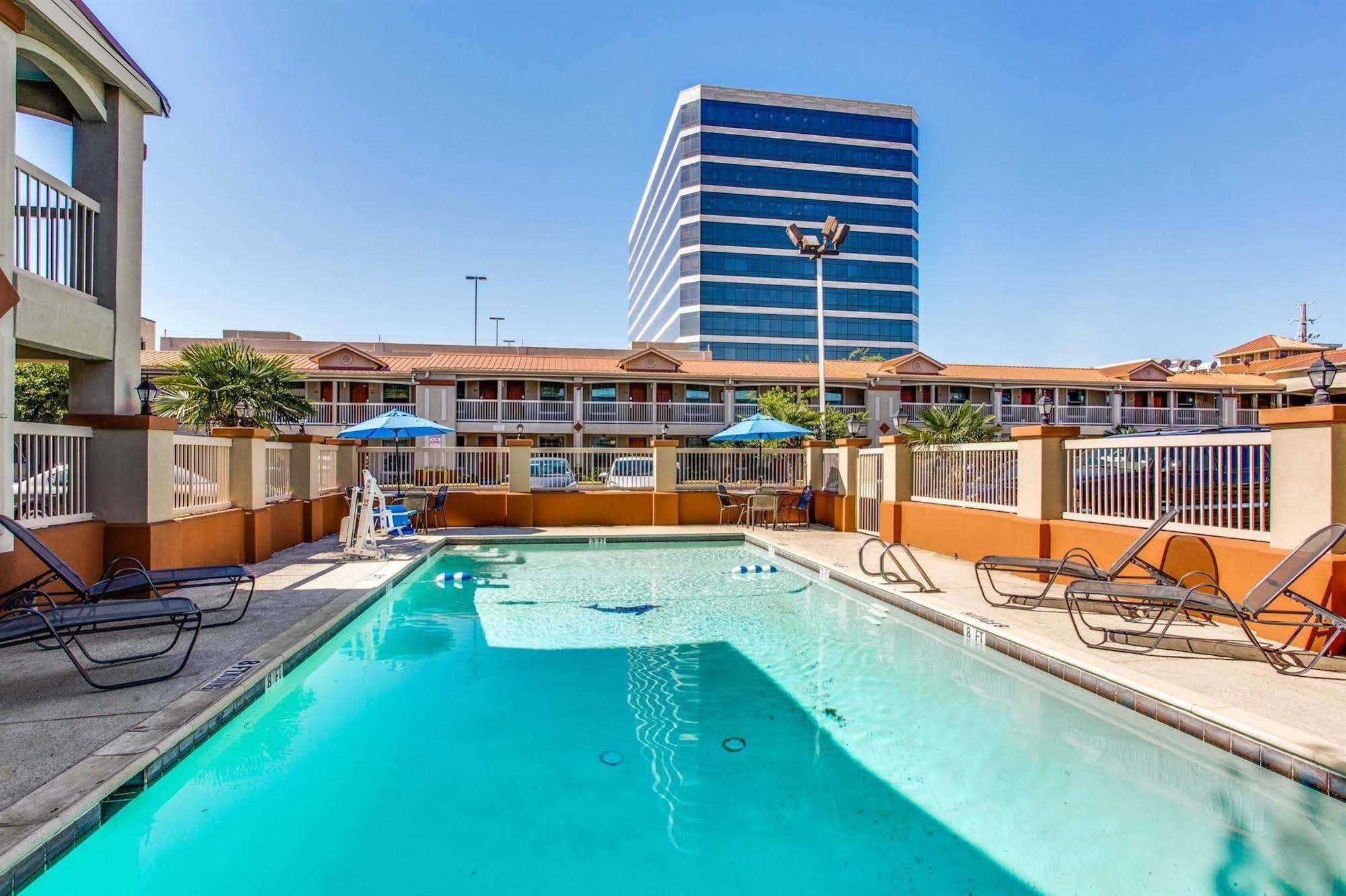 Quality Inn & Suites Dallas-Cityplace Ngoại thất bức ảnh