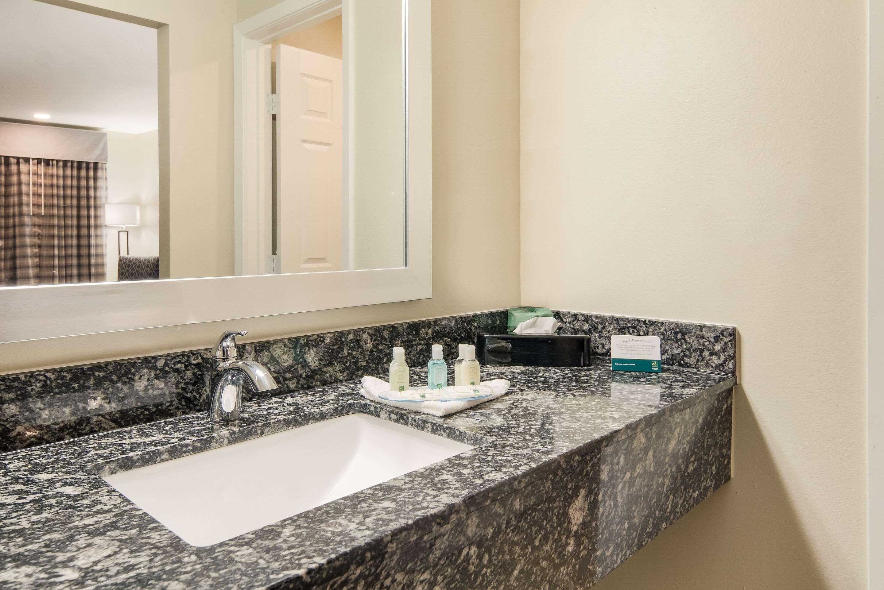Quality Inn & Suites Dallas-Cityplace Ngoại thất bức ảnh