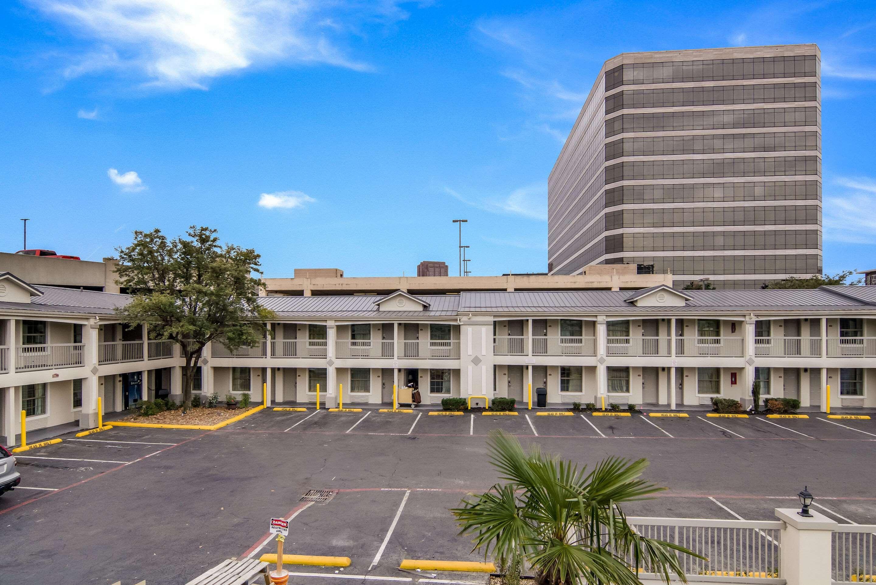 Quality Inn & Suites Dallas-Cityplace Ngoại thất bức ảnh