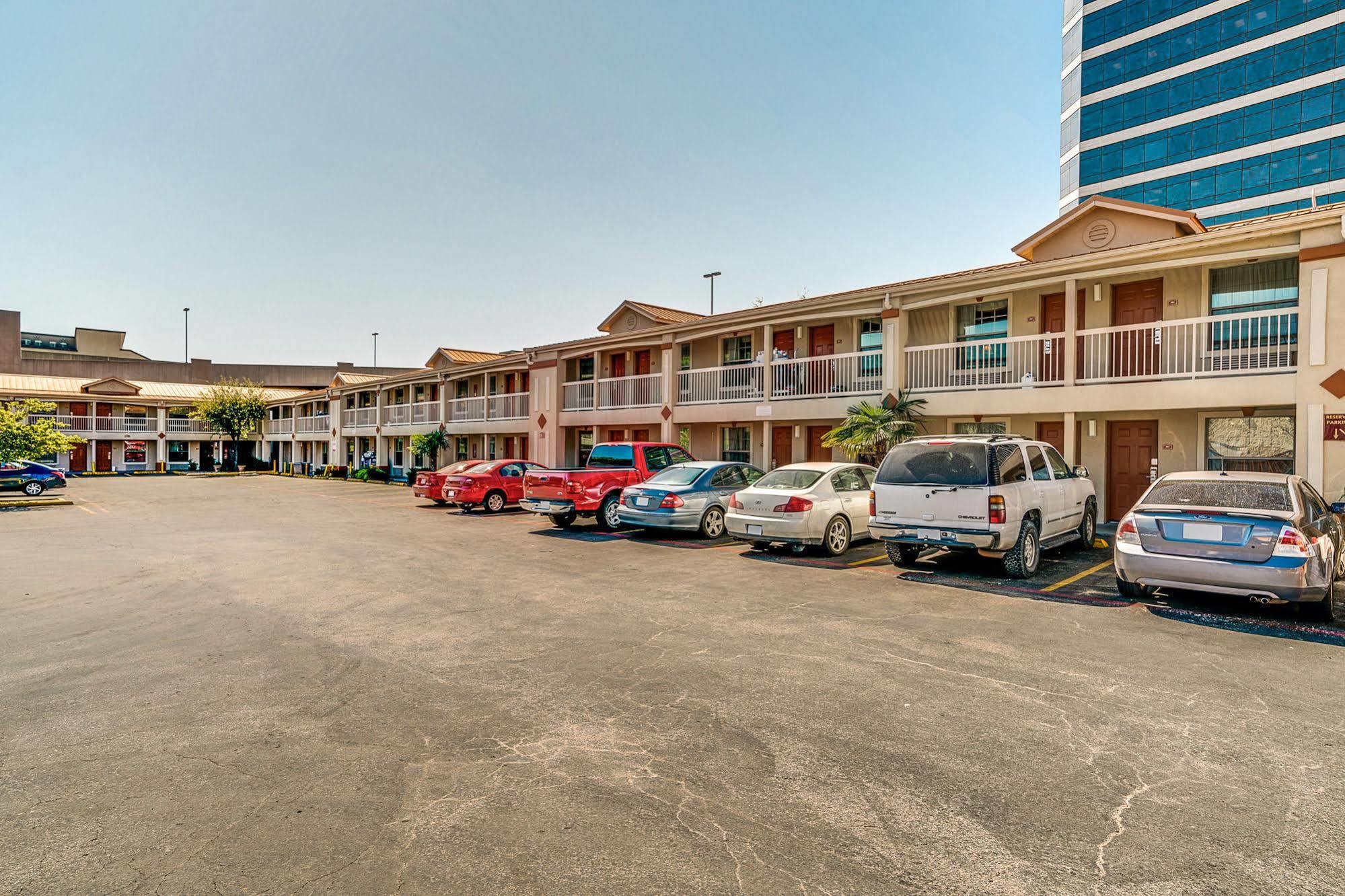 Quality Inn & Suites Dallas-Cityplace Ngoại thất bức ảnh